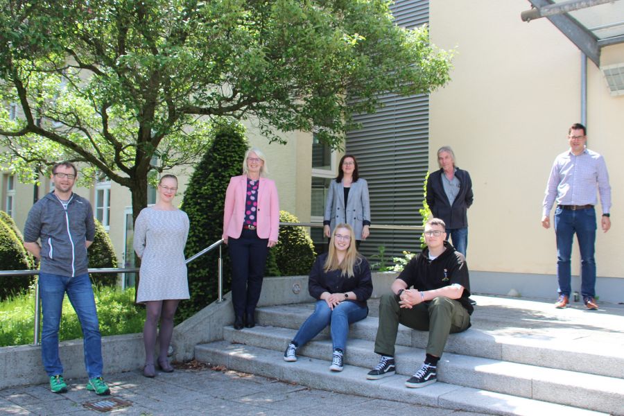 Mit dem Abschluss in der Tasche können die teilnehmenden Schülerinnen und Schüler von JobCoaching durchstarten – v.l.: Ralf Lübbert, stellvertretender Schulleiter Gesamtschule Delbrück, Sarah Witt (Berufsberaterin der Agentur für Arbeit), Claudia Holle (Geschäftsführerin der Osthushenrich Stiftung), Olga Kroll (Projektkoordinatorin, Kreis Paderborn), Manfred Göke (Abteilungsleiter Jahrgangsstufe 7,8), Manuel Tegethoff (Stadt Delbrück, Leiter des Fachbereichs Bildung/Sport/Kultur) Vorne: Coach Lea Warnebier, Shaun Evans (Schüler der 10. Klasse)  Mit dem Abschluss in der Tasche können die teilnehmenden Schülerinnen und Schüler von JobCoaching durchstarten – v.l.: Ralf Lübbert, stellvertretender Schulleiter Gesamtschule Delbrück, Sarah Witt (Berufsberaterin der Agentur für Arbeit), Claudia Holle (Geschäftsführerin der Osthushenrich Stiftung), Olga Kroll (Projektkoordinatorin, Kreis Paderborn), Manfred Göke (Abteilungsleiter Jahrgangsstufe 7,8), Manuel Tegethoff (Stadt Delbrück, Leiter des Fachbereichs Bildung/Sport/Kultur) Vorne: Coach Lea Warnebier, Shaun Evans (Schüler der 10. Klasse) Foto: Bildungs- und Integrationszentrum des Kreises Paderborn, Petra Münstermann